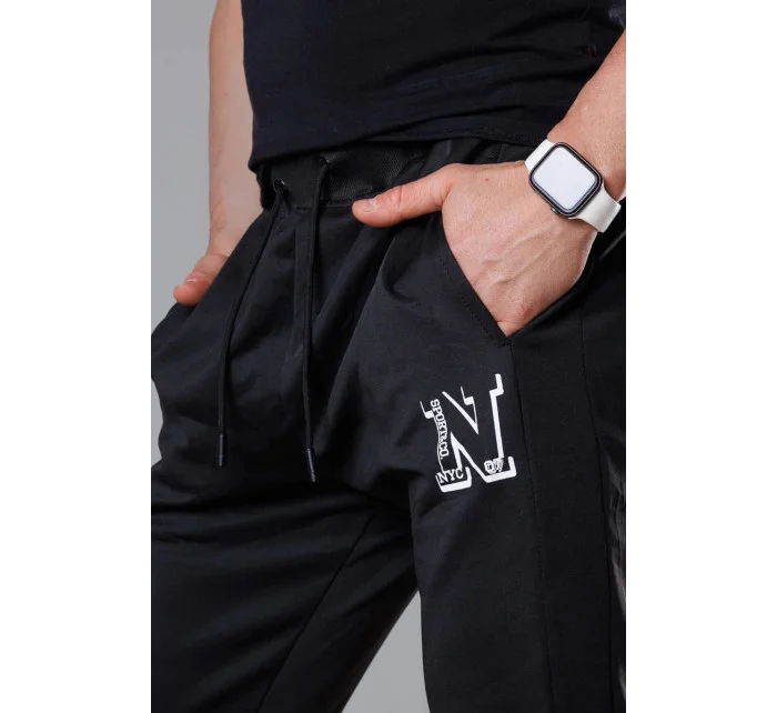 Černé pánské teplákové kalhoty s potiskem model 18347900 - J.STYLE Černé pánské teplákové kalhoty s potiskem model 18347900 - J.STYLE