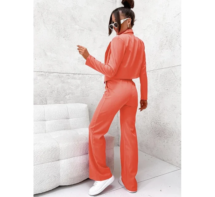 Dámska súprava v koralovej farbe - krátke sako a široké nohavice (8263) Dámska súprava v koralovej farbe - krátke sako a široké nohavice (8263)