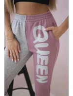 Dámske tepláky s nápisom QUEEN tmavoružové