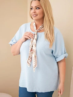 Dámská viskózová halenka Plus Size s krátkým rukávem a ozdobným šátkem modrá