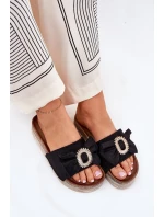 Klapki Damskie Na Platformie Z Kokardką I Ozdobną Broszką Czarne Lenela Klapki Damskie Na Platformie Z Kokardką I Ozdobną Broszką Czarne Lenela