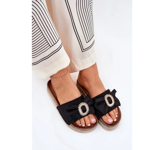 Klapki Damskie Na Platformie Z Kokardką I Ozdobną Broszką Czarne Lenela Klapki Damskie Na Platformie Z Kokardką I Ozdobną Broszką Czarne Lenela