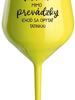 MAMA V PRÁCI (PÝTAJ SA TATÍNKA) - žltý nerozbitný pohár na víno 470 ml