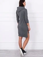Šaty s dlhším chrbtom a farebnou potlačou grafitovej farby