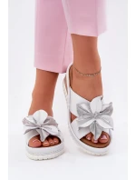 Skórzane Klapki Damskie Na Koturnie Z Ozdobnym Kwiatem Artiker 54C0538 Biało-Srebrne