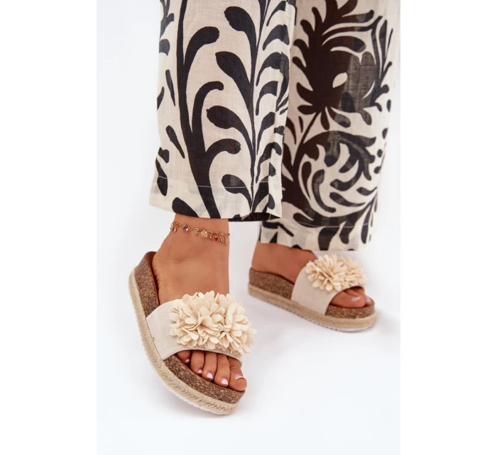 Klapki Damskie Na Platformie Z Ozdobnymi Kwiatkami Beżowe Tessara Klapki Damskie Na Platformie Z Ozdobnymi Kwiatkami Beżowe Tessara