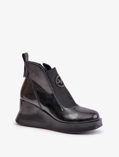Lakované členkové topánky na klinu zateplené Vinceza čierne