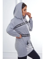 Šaty zdobené stuhou s nápisom šedá