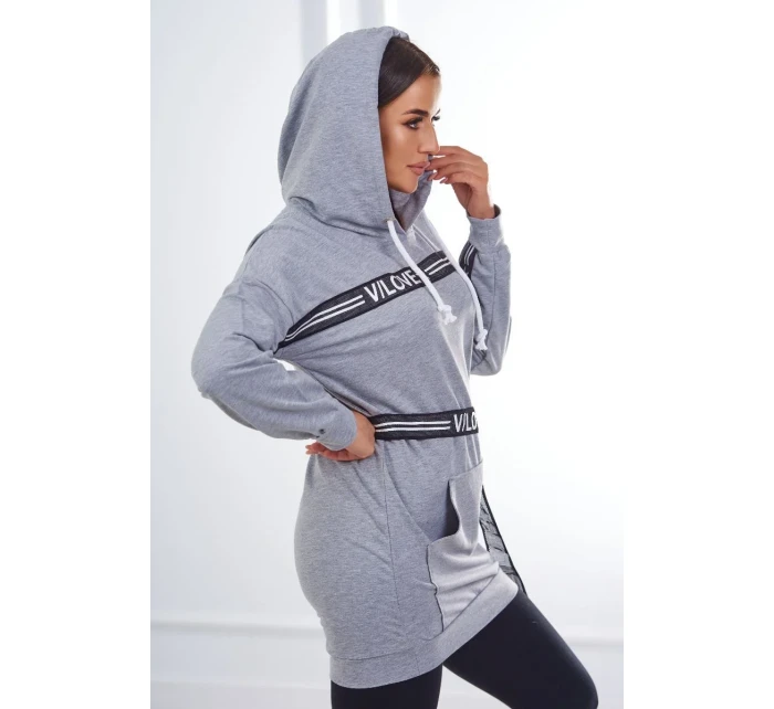 Šaty zdobené stuhou s nápisom šedá