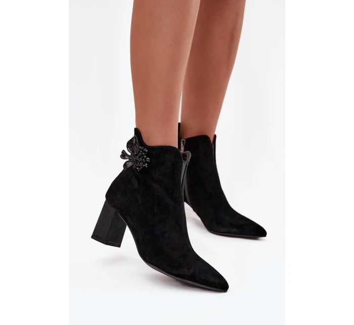 Dámske semišové čižmy na podpätku so zdobením D&A - čierne Dámske semišové čižmy na podpätku so zdobením D&A - čierne