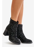 Zamszowe Botki Na Słupku Z Ozdobnym Tłoczeniem D&A CR42-192 Czarne