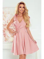 dámské šaty v pudrově růžové barvě s přeloženým obálkovým výstřihem a mašličkami model 18056912 - numoco dámské šaty v pudrově růžové barvě s přeloženým obálkovým výstřihem a mašličkami model 18056912 - numoco