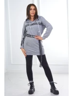 Šaty zdobené stuhou s nápisom šedá