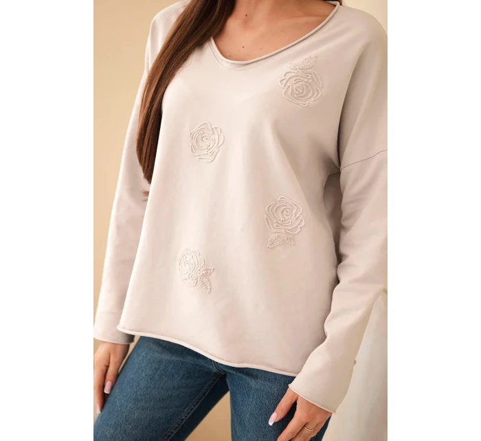 Dámska bavlnená blúzka s vyšívanými kvetmi a výstrihom do V béžová