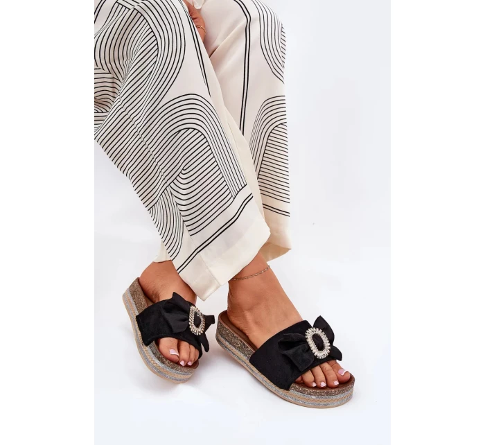 Dámske papuče na platforme s mašľou a ozdobnou brošňou - čierne Lenela