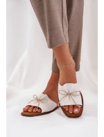 Klapki Na Płaskiej Podeszwie Z Ozdobną Kokardką Białe Deonelis