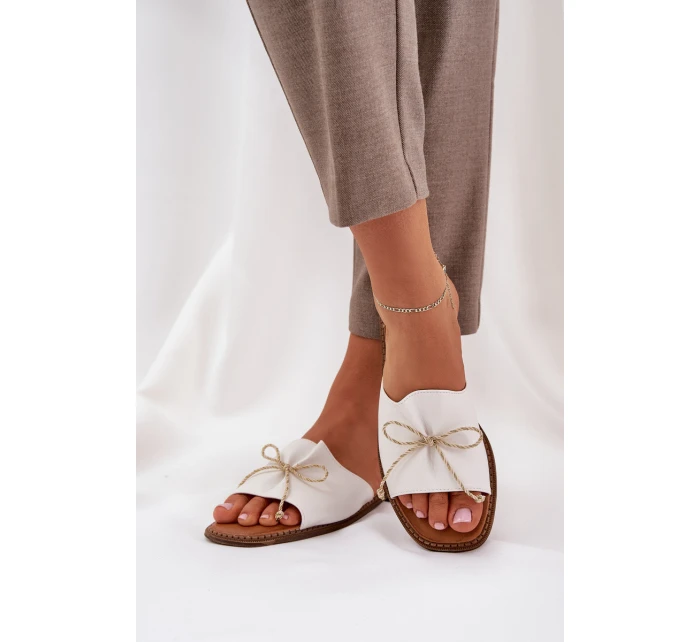 Klapki Na Płaskiej Podeszwie Z Ozdobną Kokardką Białe Deonelis