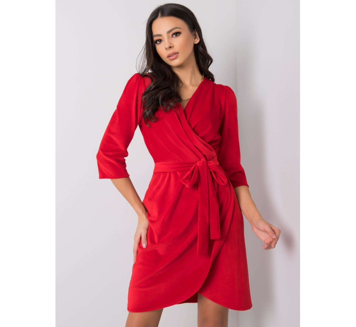 Červené velúrové šaty s opaskom
