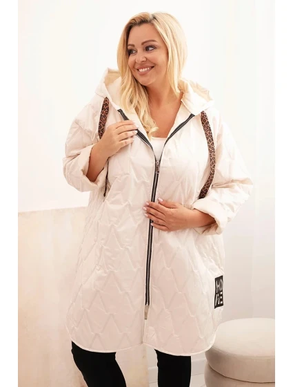 Dámska prešívaná bunda s kapucňou a nápisom HOPE v svetlej béžovej farbe Dámska prešívaná bunda s kapucňou a nápisom HOPE v svetlej béžovej farbe