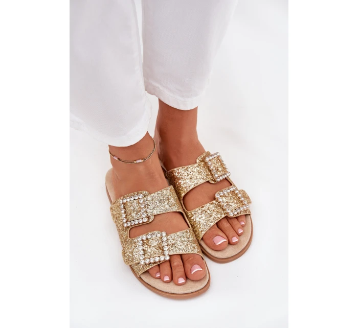 Lesklé zdobené pantofle s přezkami na plochém podpatku zlaté model 21705541 - Boto Lesklé zdobené pantofle s přezkami na plochém podpatku zlaté model 21705541 - Boto