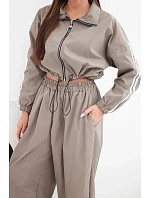 Dámská bavlněná souprava s oversized kalhotami a model 22294722 lampasy fango zelená - K-Fashion Dámská bavlněná souprava s oversized kalhotami a model 22294722 lampasy fango zelená - K-Fashion