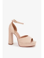 Sandále na podpätku model 209909 Vykročte štýlovo Sandále na podpätku model 209909 Vykročte štýlovo