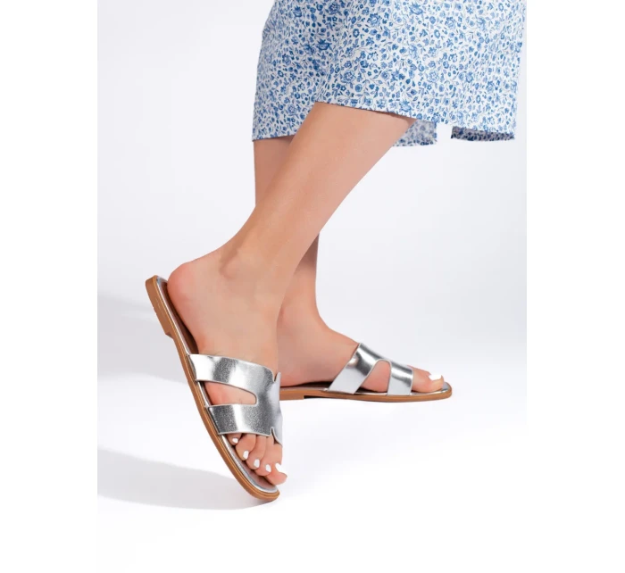 Praktické strieborné dámske ponožky na plochom podpätku Praktické strieborné dámske ponožky na plochom podpätku