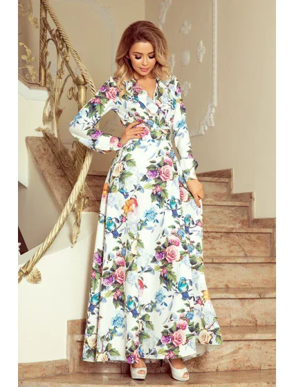 Dámske maxi šaty s volánikom, výstrihom a so vzorom farebných ruží a svetle modrých vtáčikov model 7404387 Dámske maxi šaty s volánikom, výstrihom a so vzorom farebných ruží a svetle modrých vtáčikov model 7404387