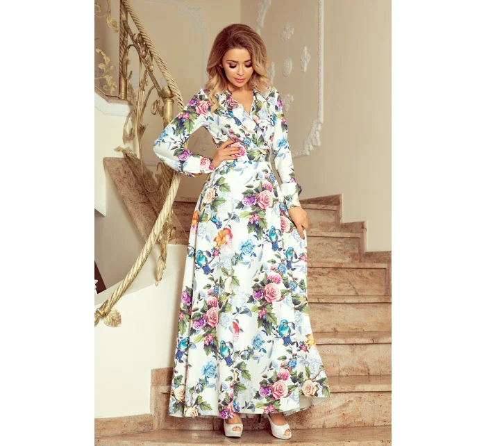 Dámske maxi šaty s volánikom, výstrihom a so vzorom farebných ruží a svetle modrých vtáčikov model 7404387 Dámske maxi šaty s volánikom, výstrihom a so vzorom farebných ruží a svetle modrých vtáčikov model 7404387