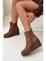 Dámska zateplená členková obuv na klin z eko semišu - hnedá Mavona Dámska zateplená členková obuv na klin z eko semišu - hnedá Mavona