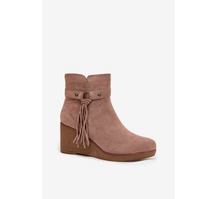 Zateplené dámské kotníkové boty na platformě s třásněmi béžové model 21711536 - Boto Zateplené dámské kotníkové boty na platformě s třásněmi béžové model 21711536 - Boto