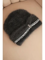 Dámska zimná čiapka s perlami a ozdobným vzorom graphite Dámska zimná čiapka s perlami a ozdobným vzorom graphite