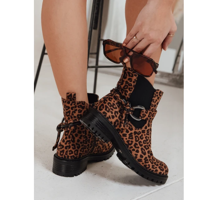 Dámské semišové kozačky s leopardím vzorem model 21994335 - Dstreet Dámské semišové kozačky s leopardím vzorem model 21994335 - Dstreet
