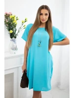 Šaty s kapsami a přívěskem tyrkys