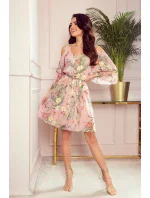 Vzdušné dámské šaty v růžové barvě s květinovým vzorem a dekoltem model 8259060 - numoco Vzdušné dámské šaty v růžové barvě s květinovým vzorem a dekoltem model 8259060 - numoco