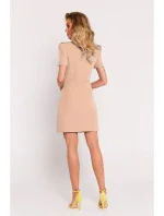 Mini šaty s na ramenou béžové model 19660644 - Moe Mini šaty s na ramenou béžové model 19660644 - Moe