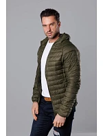 Pánská prošívaná bunda v olivové barvě s kapucí model 18345084 - J.STYLE Pánská prošívaná bunda v olivové barvě s kapucí model 18345084 - J.STYLE