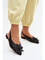 Dámské sandály na nízkém podpatku s květem Černé model 22102844 - Boto