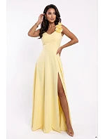 Elegantní večerní maxi šaty s rozparkem a růžemi žluté model 22141510 - numoco Elegantní večerní maxi šaty s rozparkem a růžemi žluté model 22141510 - numoco