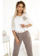 Pohodlná halenka s květinovou aplikací na  ECRU model 22077560 - numoco basic