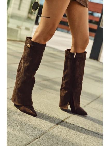 Dámske zateplené čižmy s podrážkou a zrolovanou holennou časťou Evyra - čokoládová, eko semiš Dámske zateplené čižmy s podrážkou a zrolovanou holennou časťou Evyra - čokoládová, eko semiš