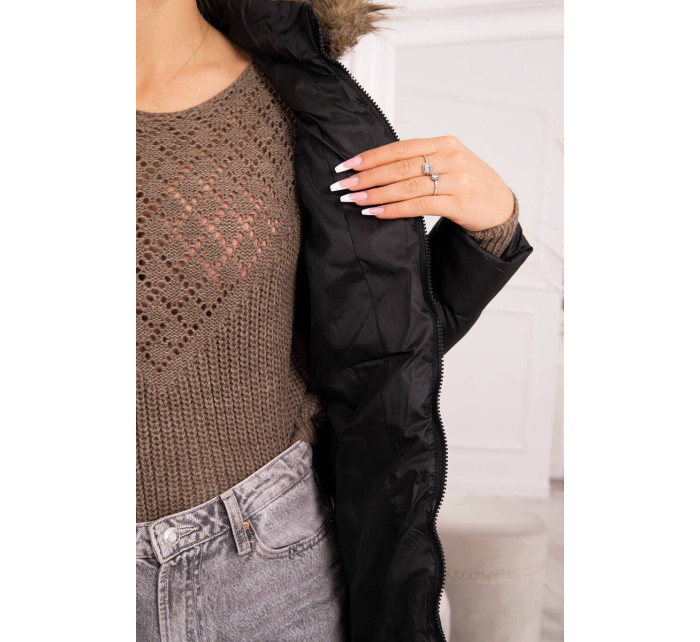 Prešívaná zimná bunda s kapucňou a kožušinou čierna
