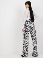 Čierno-biele široké nohavice so zebrou