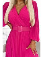 KLARA Dámské plisované šaty ve fuchsiové barvě s výstřihem a opaskem model 18389581 - numoco basic KLARA Dámské plisované šaty ve fuchsiové barvě s výstřihem a opaskem model 18389581 - numoco basic