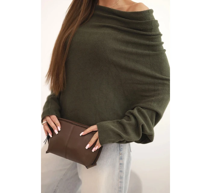 Dámsky asymetrický netopierí sveter z viskózy v khaki farbe