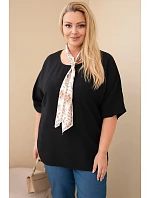 Dámska viskózna blúzka Plus size s krátkymi rukávmi a ozdobnou šatkou čierna