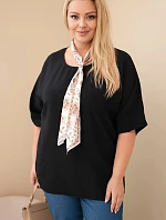 Dámska viskózna blúzka Plus size s krátkymi rukávmi a ozdobnou šatkou čierna