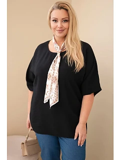 Dámska viskózna blúzka Plus size s krátkymi rukávmi a ozdobnou šatkou čierna