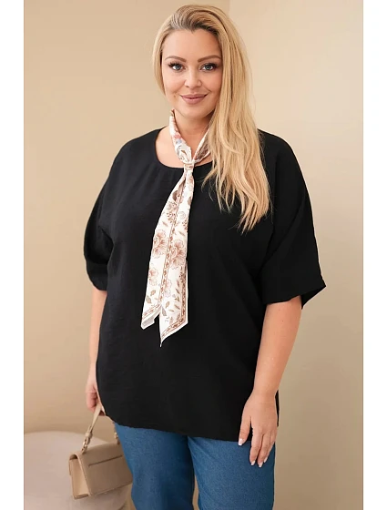 Dámska viskózna blúzka Plus size s krátkymi rukávmi a ozdobnou šatkou čierna
