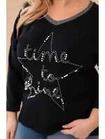Dámska blúzka nadmernej veľkosti s nápismi a perlami čierna